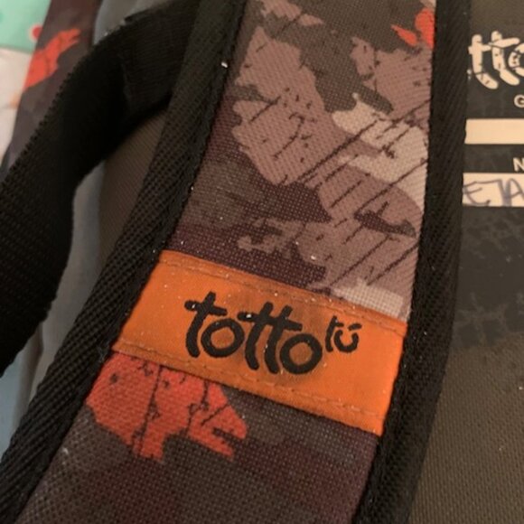 Very Cool TOTTO 4 X 4 Camo Backpack, with wheels and extending handle - Picture 6 of 16